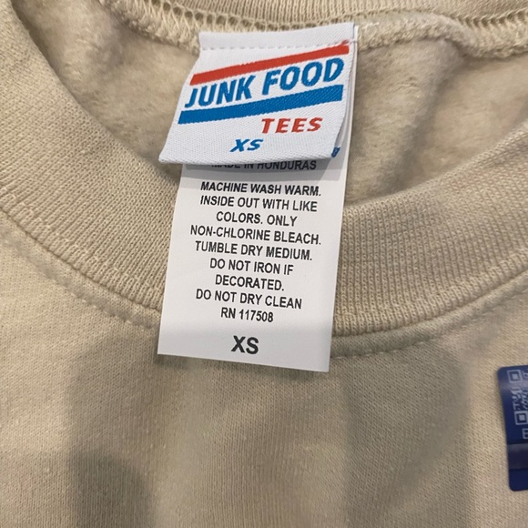 NWT Junk Food- relaxed fit Graphic Tee in size XS can fit size 4 - Picture 4 of 7